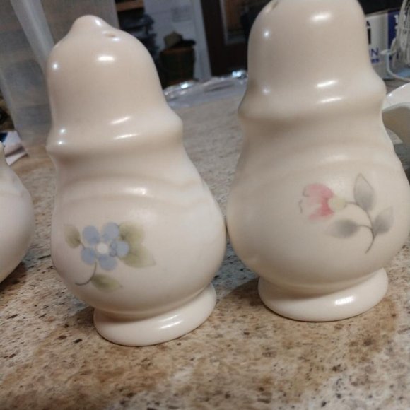 Pfaltzgraff Stoneware Tea Rose Sugar Dish, Salt & Pepper and Decorative Plate - Picture 2 of 8